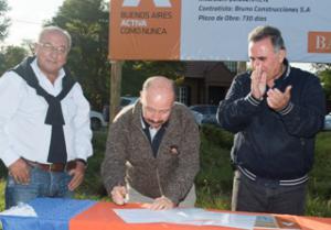 Inza firm el inicio de obra de cloacas en los barrios Ceferino Namuncur y Santa Elena